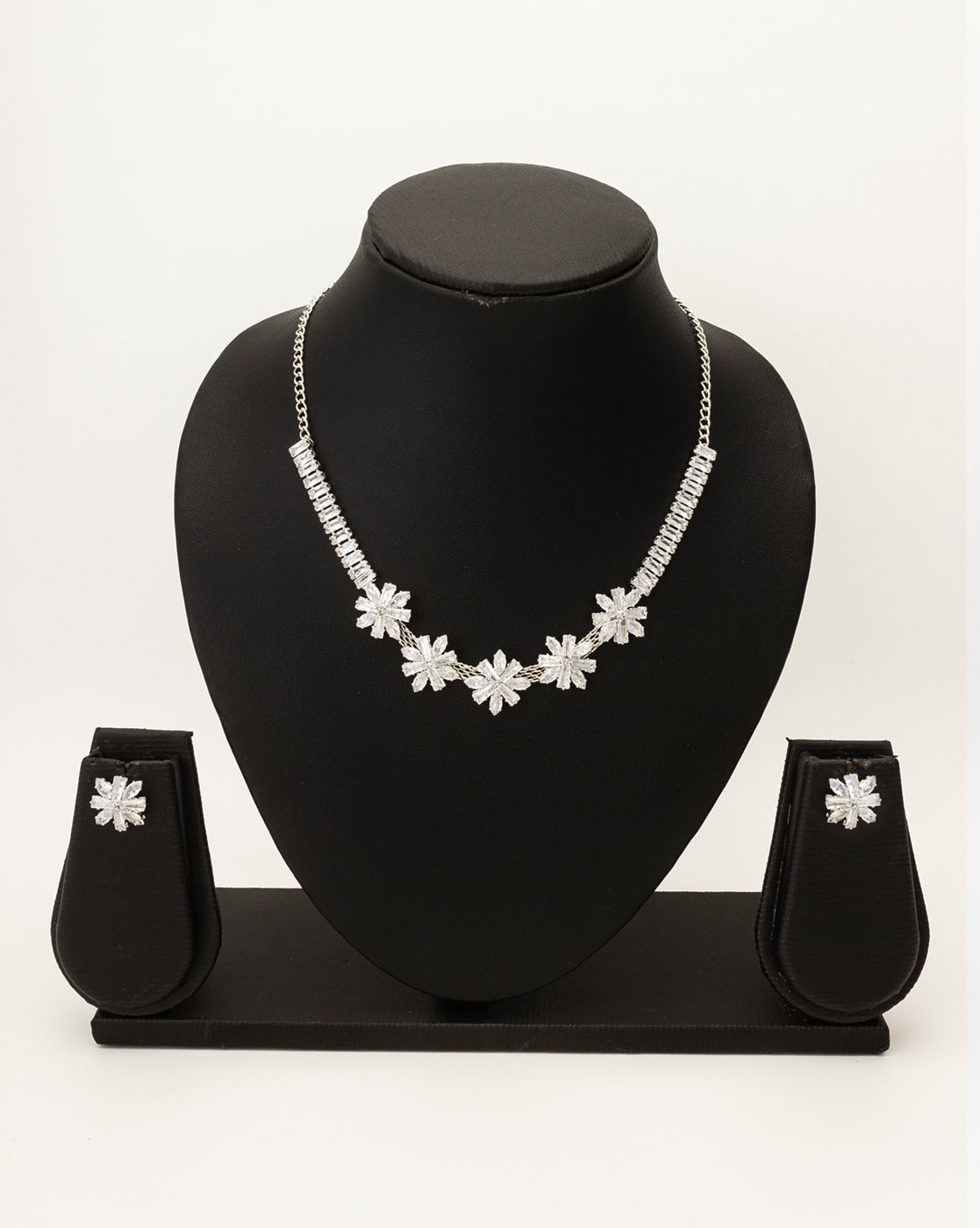 Golden Twilight Necklace Set – A Dazzling Evening Companion