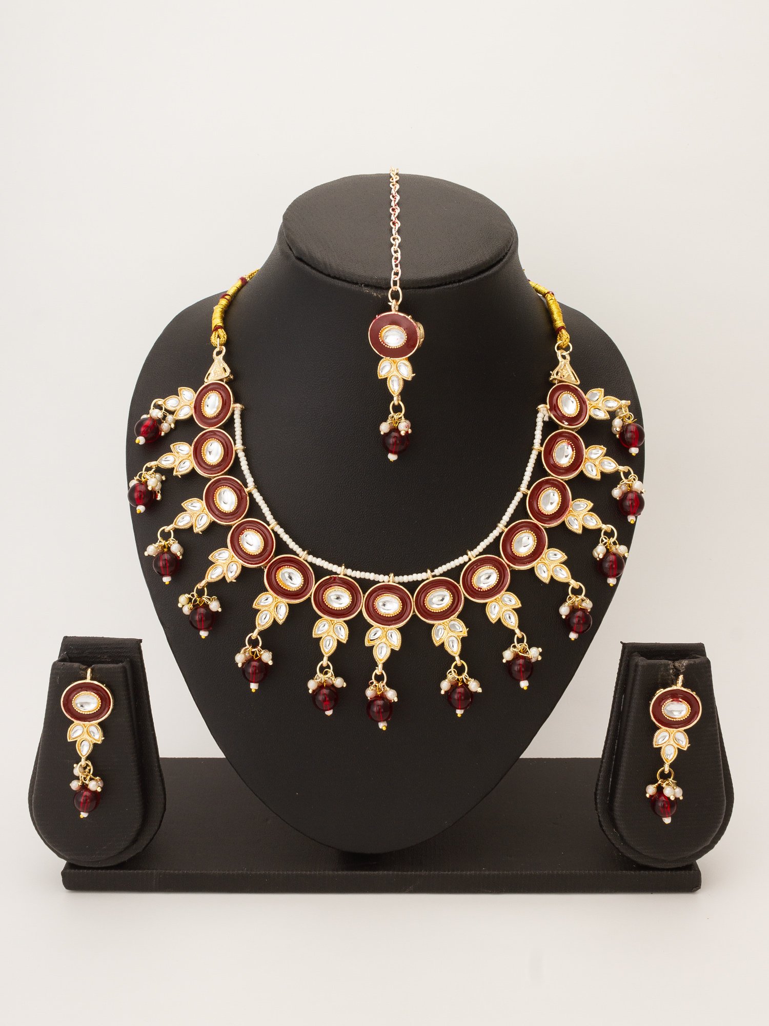 Golden Allure Necklace Set – Captivate with Every Look